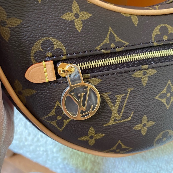 Louis Vuitton loop handbag 2022 - Picture 12 of 16
